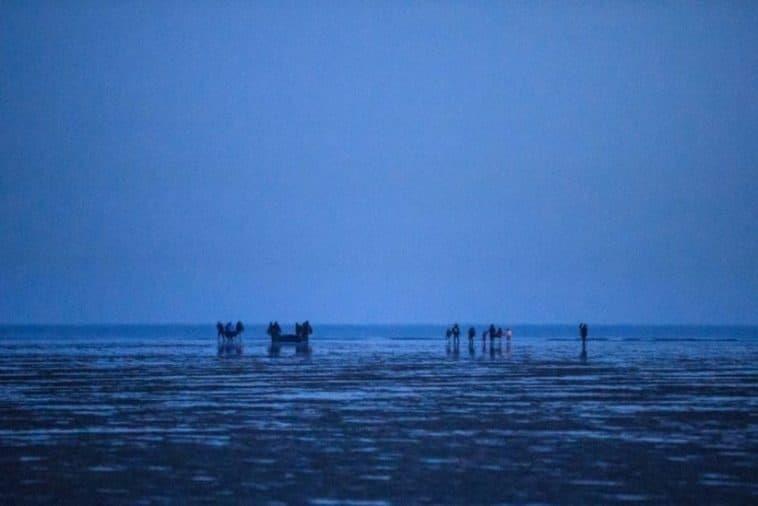 Policía francesa dispara balas de goma a migrantes