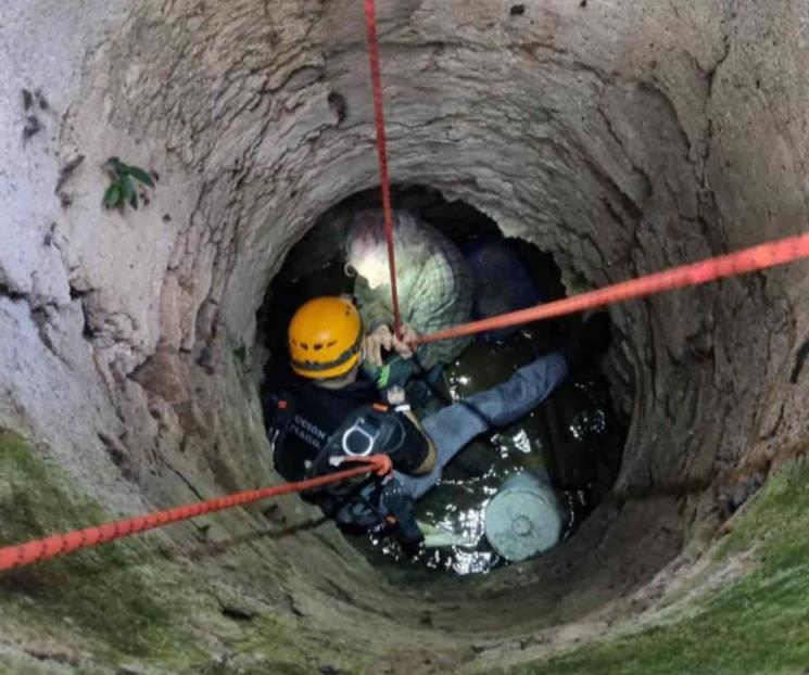 Rescatan a anciano que cae a noria