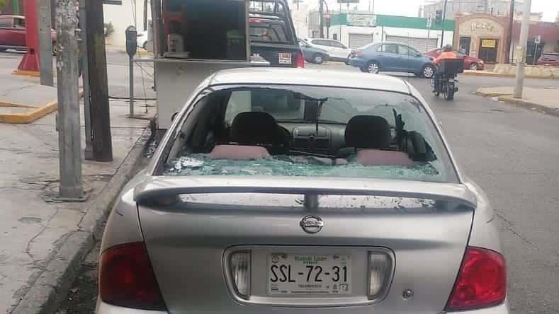 Arrestan a hombre por dañar auto