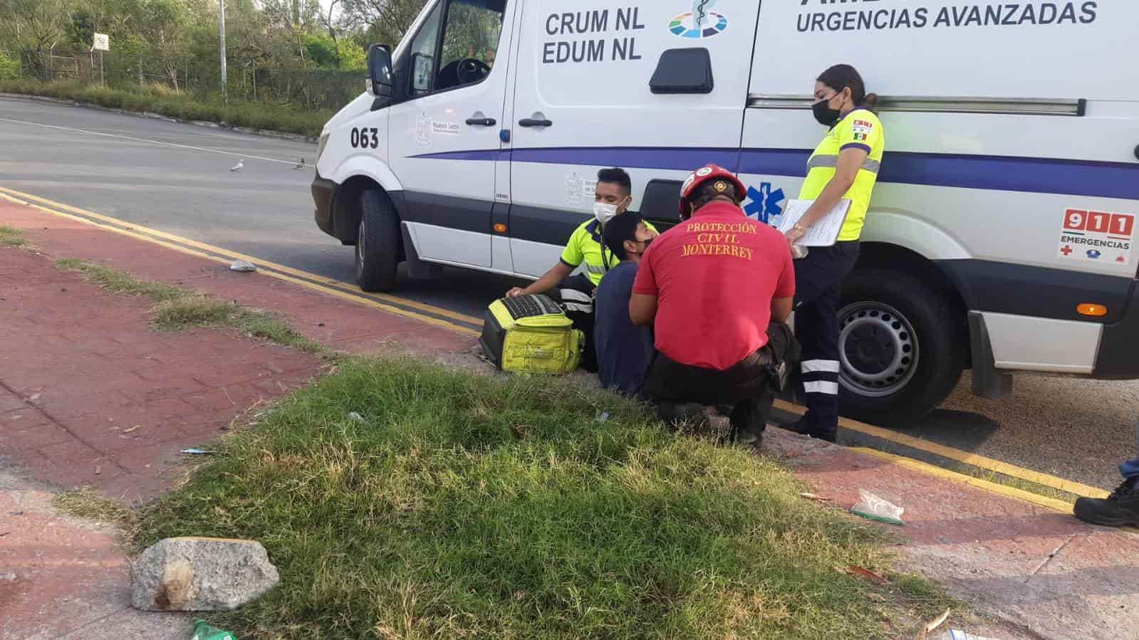 El conductor de un auto resultó lesionado luego de volcar