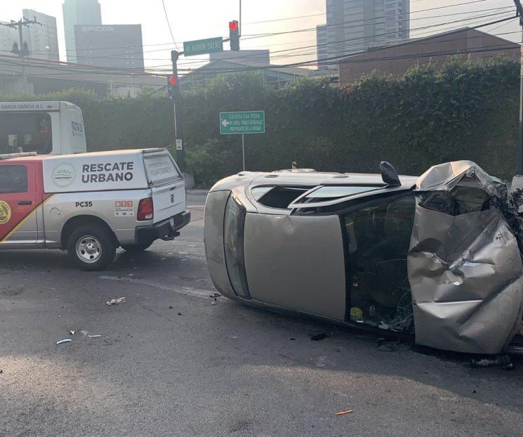 Dormita, vuelca y sale lesionado