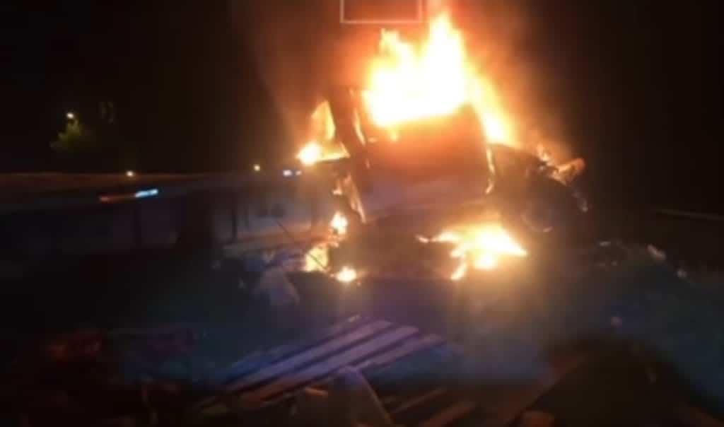 Arde tráiler tras choque