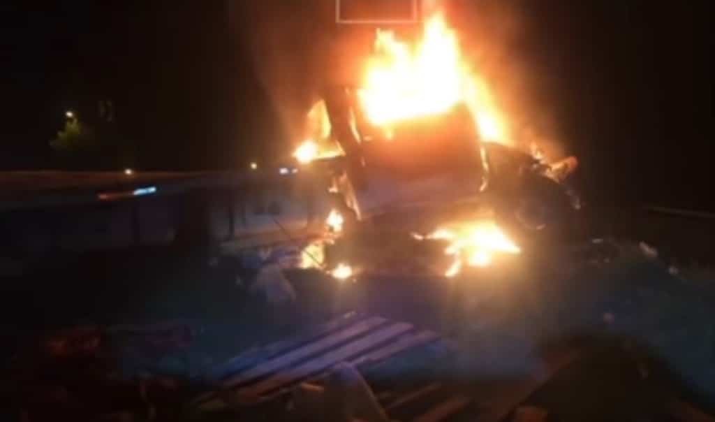 Un tráiler de plataforma que transportaba maquinaria pesada, se descontrolo, chocó y se encendió