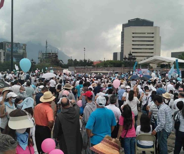 “Inundan” la Macroplaza para manifestarse contra el aborto