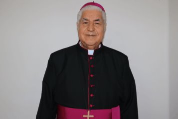 Felicita Arzobispo a gobernador