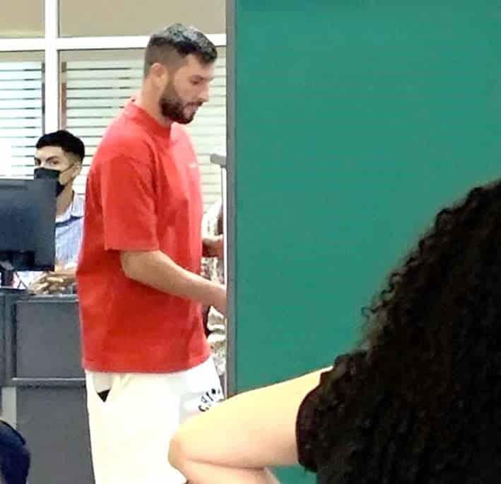 Alarma foto de Gignac con muletas