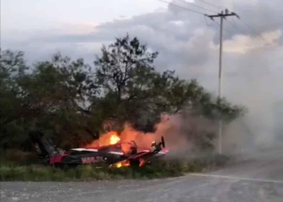 La pareja se salvó de morir luego de que la aeronave en la que viajaban se incendió al tocar tierra