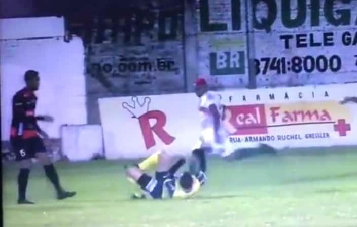 Jugador es arrestado y acusado por patear a un árbitro