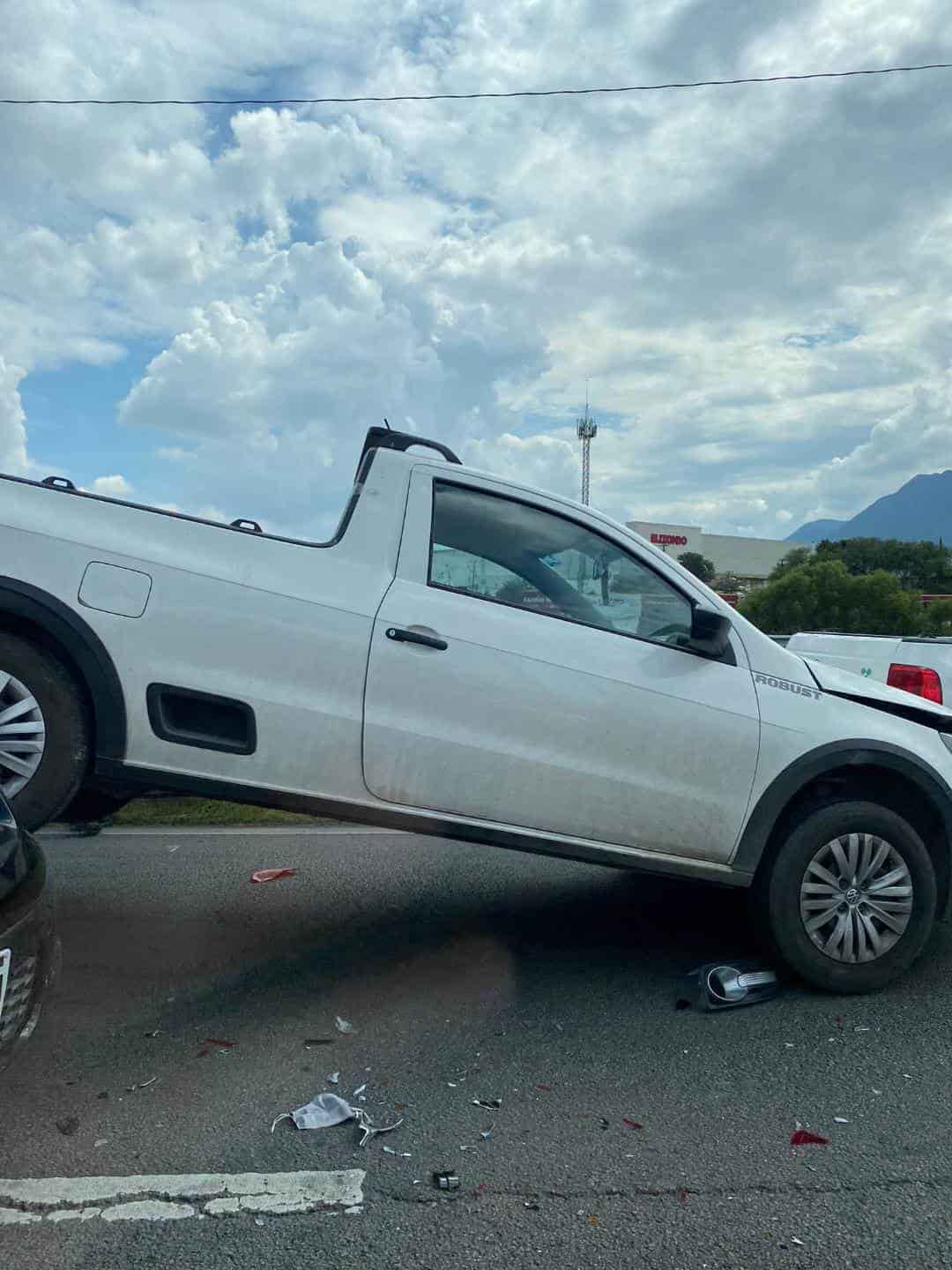 Caos vial y daños materiales dejó la tarde de ayer un choque por alcance