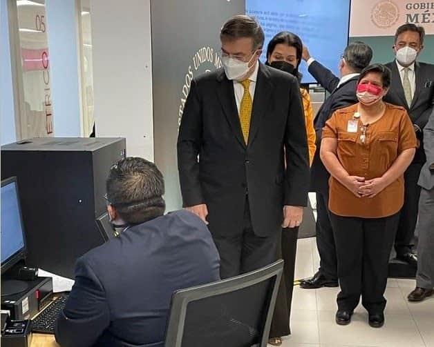 Entrega primer pasaporte electrónico en México
