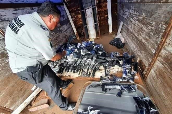 Tenía en su poder, un arsenal, que era transportado en un camión de carga