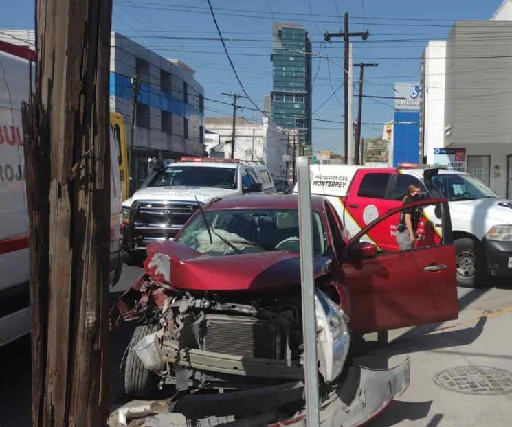 Impacta auto contra poste