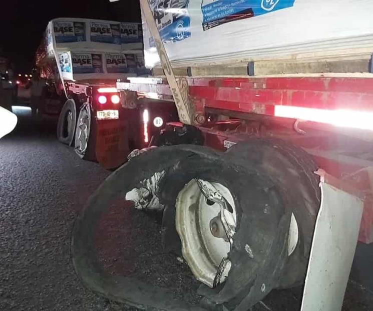 Resulta trailero herido en estrellamiento