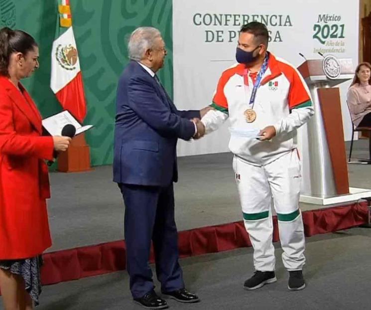 Entregan estímulos a atletas olímpicos