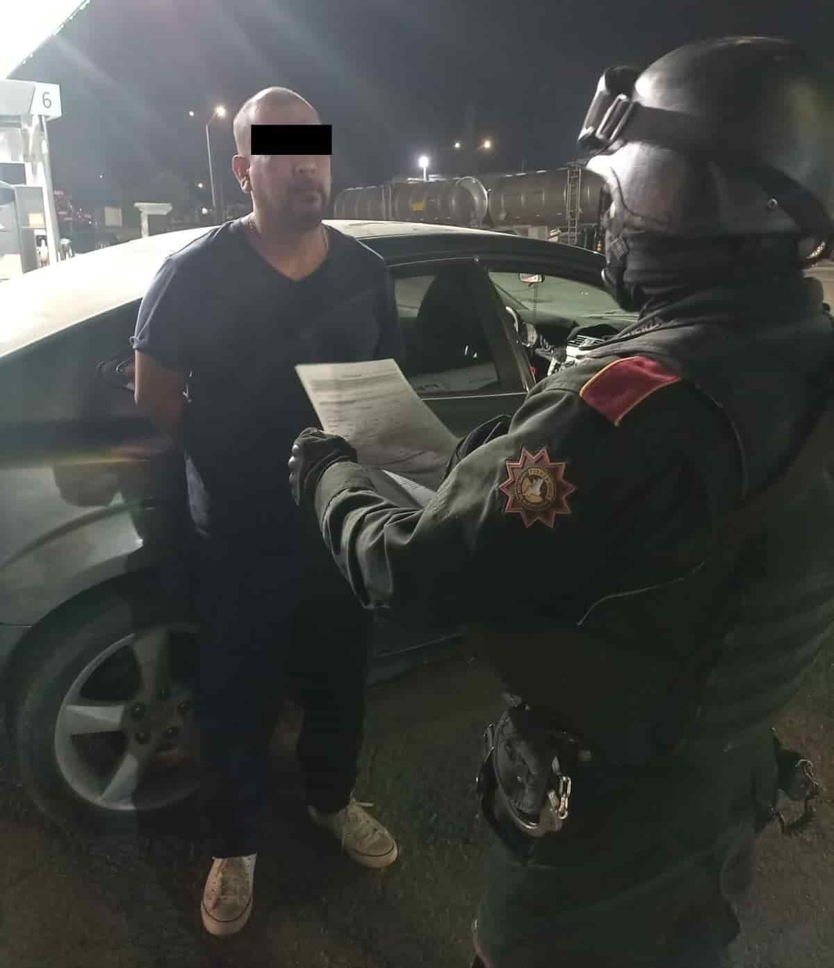Arrestado en posesión de un arma de fuego, así como droga denominada “cristal”