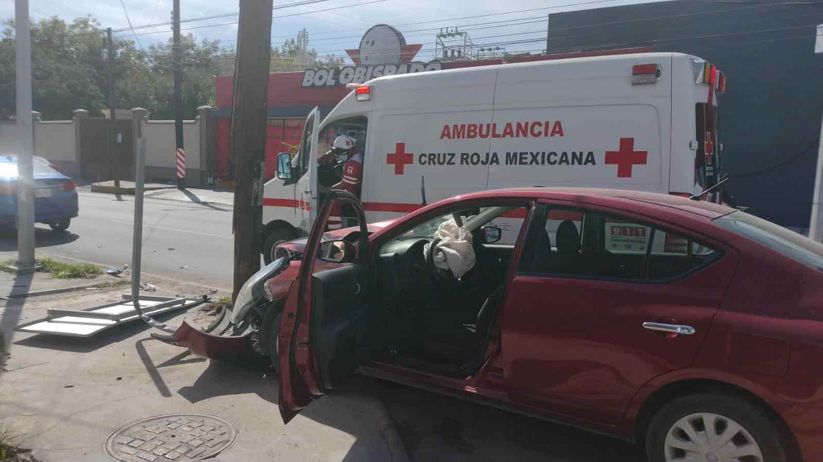 Después de chocar dos vehículos, una de las unidades terminó estrellándose contra un poste