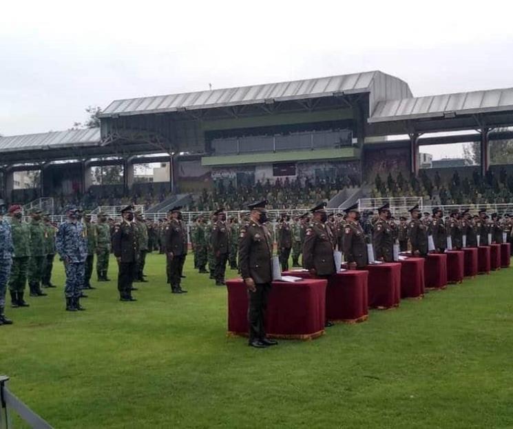 Condecoran a militares que participaron en vacunación