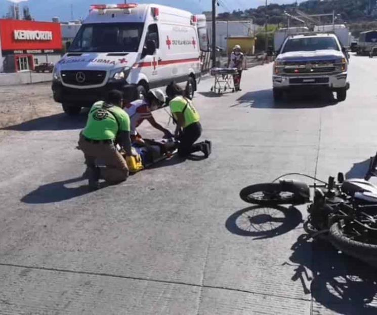Choca mujer motociclista contra camioneta