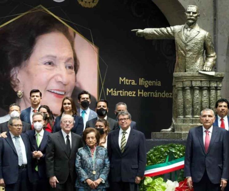 Con falta de ortografía entregan medalla a Ifigenia Martínez