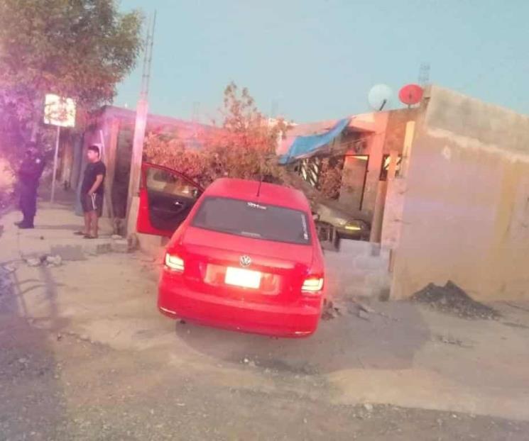 Atacan asaltantes a taxista