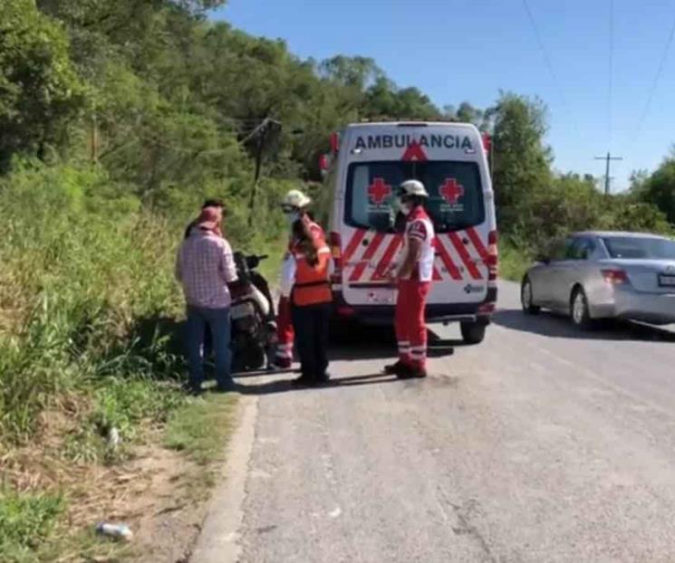 Derrapa en su moto y sale herido