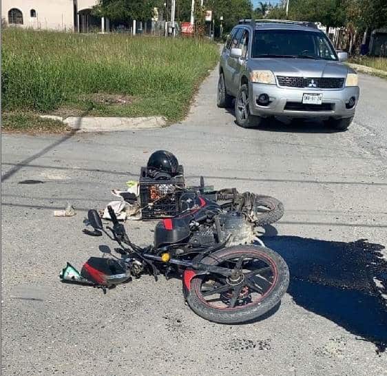 Un joven repartidor terminó con lesiones graves, al ser impactado por un automóvil