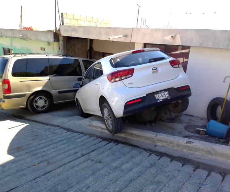Pierde auto los frenos y se estrella