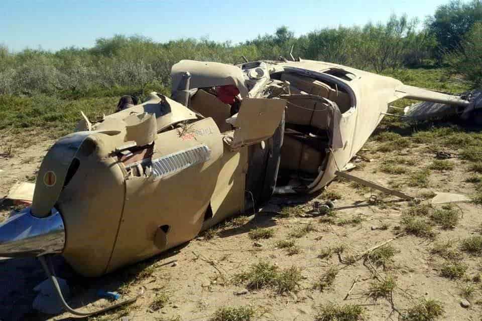 Tres pasajeros de un avión Piper Lance, se salvaron de morir, después de desplomarse