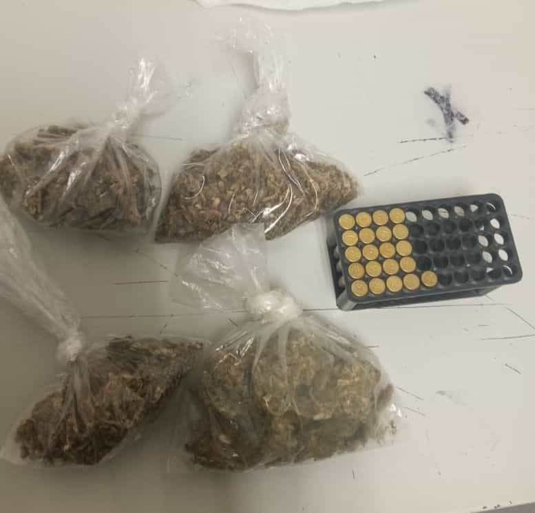 Con 21 cartuchos hábiles, así como diversos envoltorios con droga, fue detenido un joven