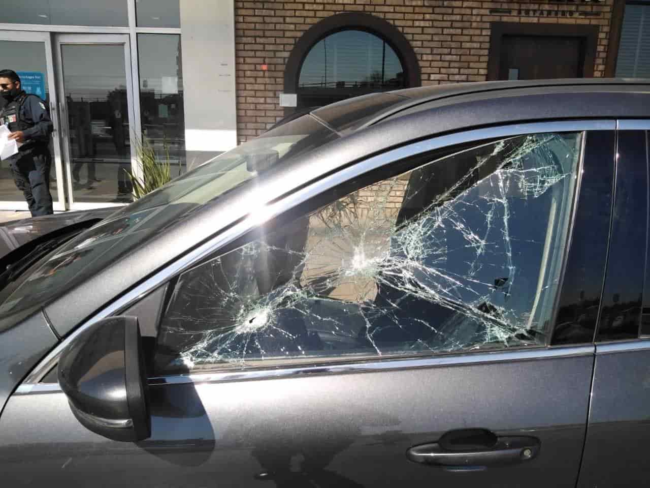Reportaron un asalto a un mensajero, dentro del estacionamiento de una plaza comercial