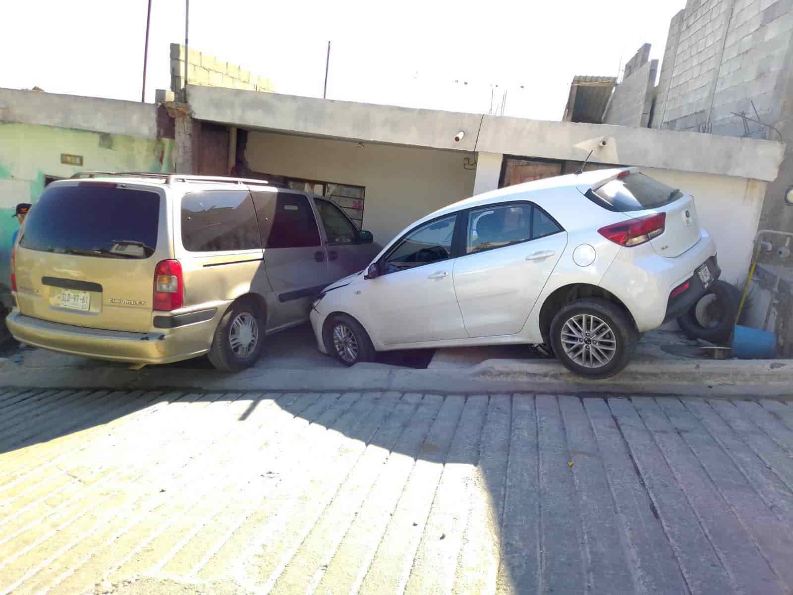 Un automóvil fantasma se desplomó en una calle con pendiente-descendiente