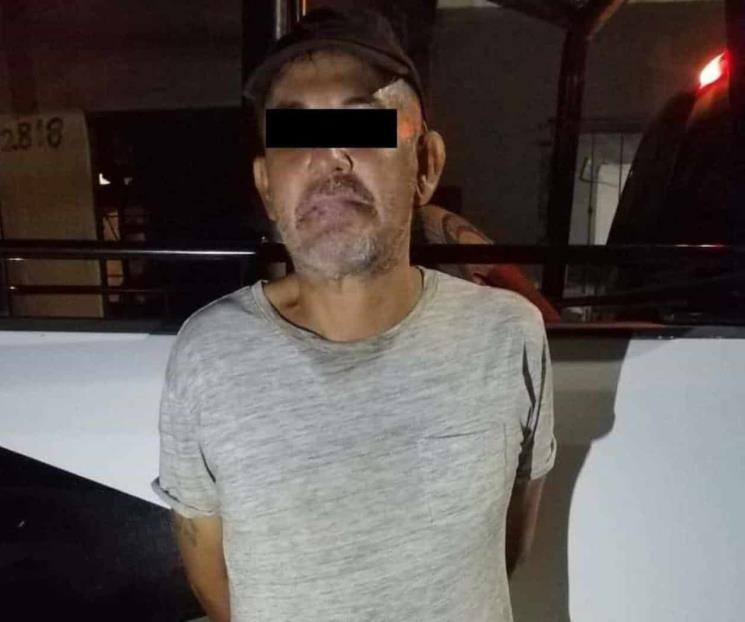 Arrestan a hombre a bordo de camioneta con reporte de robo