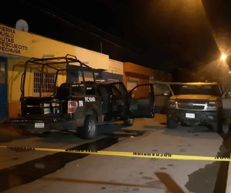 Enfrentan a pistolero con piedras y palos