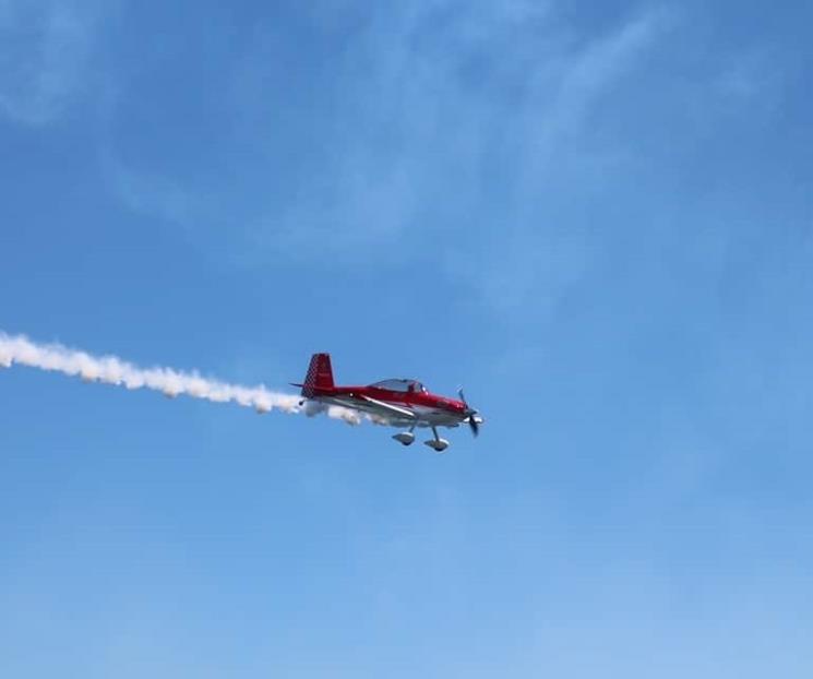 Aeronave con leyenda ¿quieres casarte conmigo? se estrella