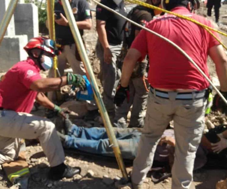 Rescatan a hombre que cae a pozo de 12 metros