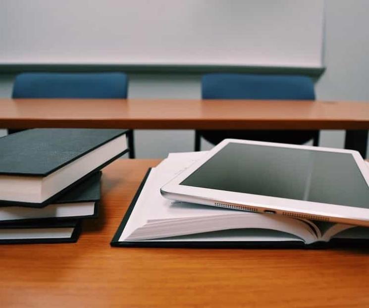 Arrestan a maestra por tener relaciones con un alumno