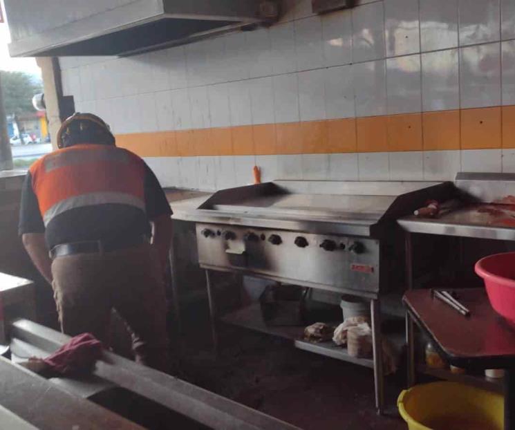 Quema flamazo a dos taqueros