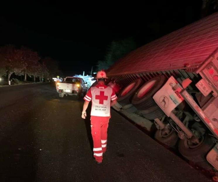 Vuelca tráiler en la Nacional