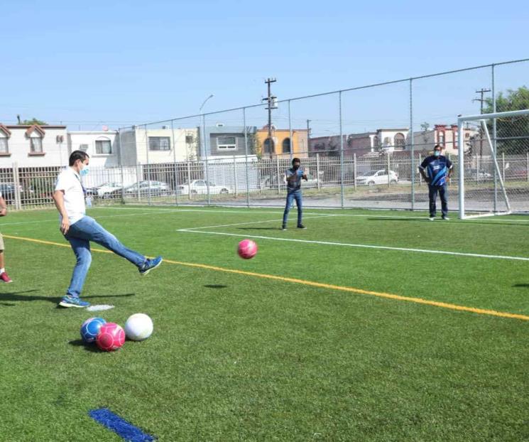 Inaugura Daniel cancha de futbol