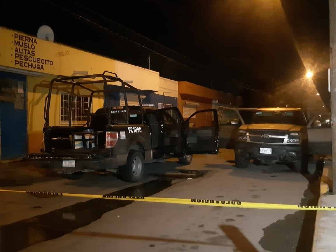 Vecinos de la colonia Valle de Los Encinos, se enfrentaron con un pistolero, a quien atacaron con palos y piedras, provocando que chocara contra un árbol