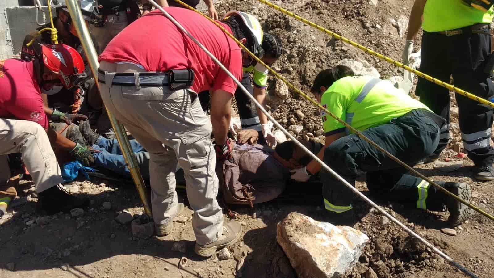 Una persona de 71 años de edad resultó lesionada luego de caer en un pozo de al menos 12 metros