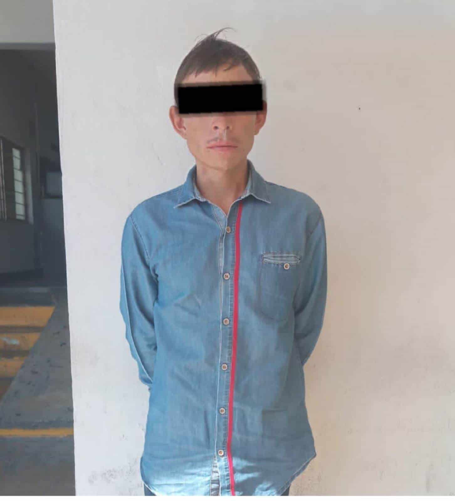 Un hombre que cuenta con orden de aprehensión vigente por el delito de feminicidio en el estado de Zacatecas, fue detenido en Ciudad Guadalupe por elementos de la policía municipal al ser acusado de robo en un domicilio