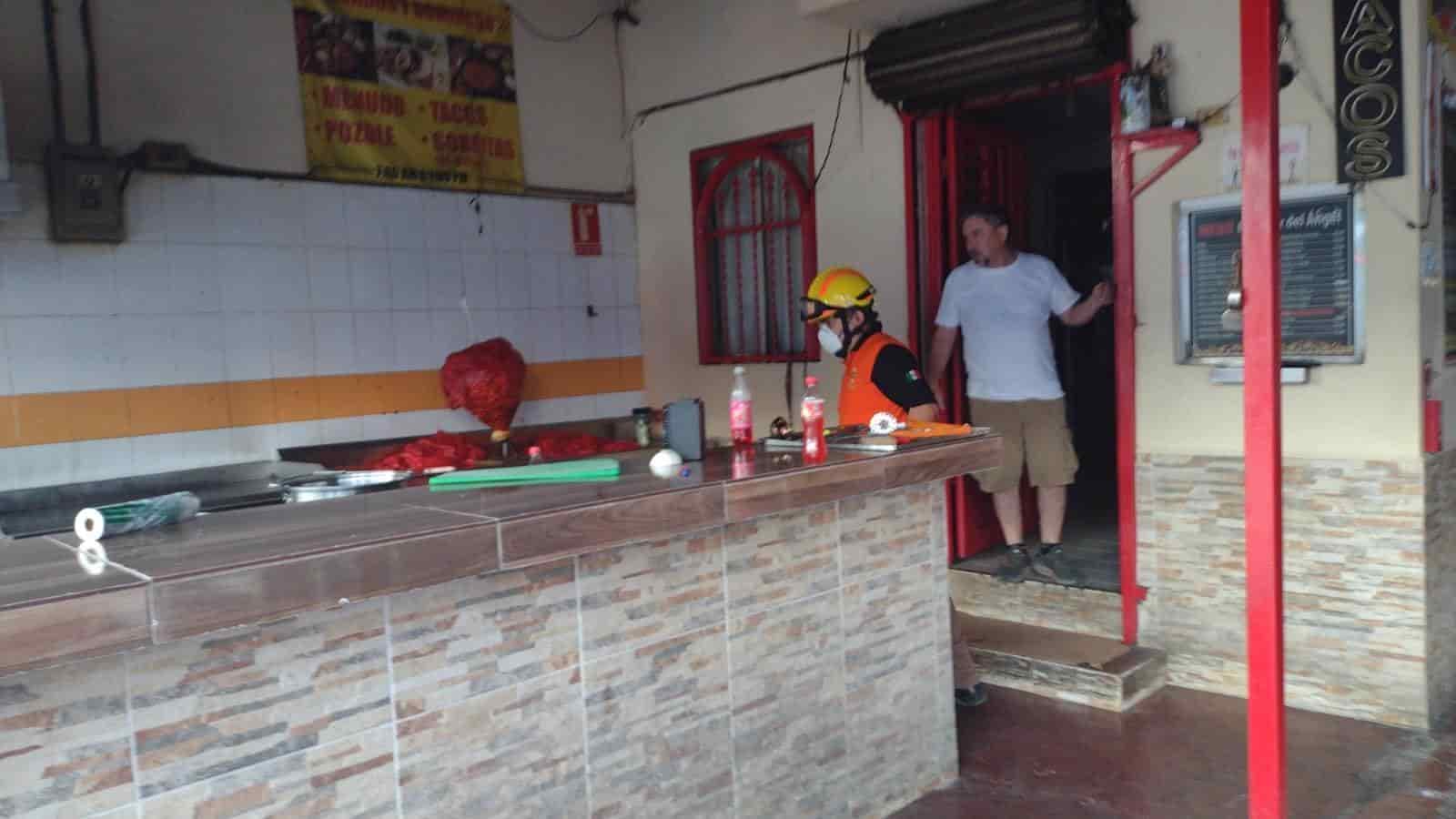 Dos taqueros terminaron con lesiones en diferentes partes del cuerpo, al producirse un flamazo