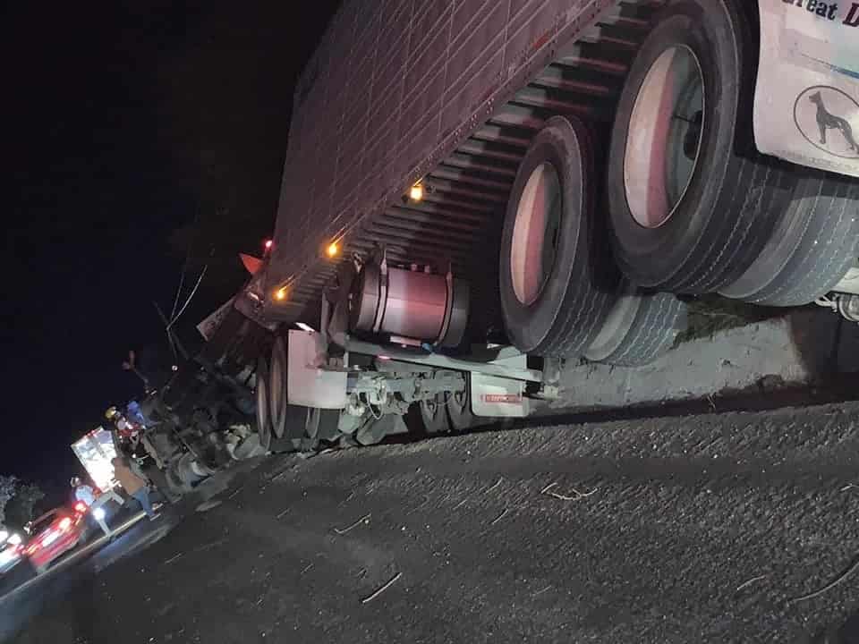 El conductor de un tráiler de doble remolque, terminó volcándose