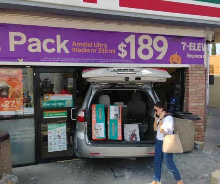 Camioneta se meta a tienda en Av. Leones