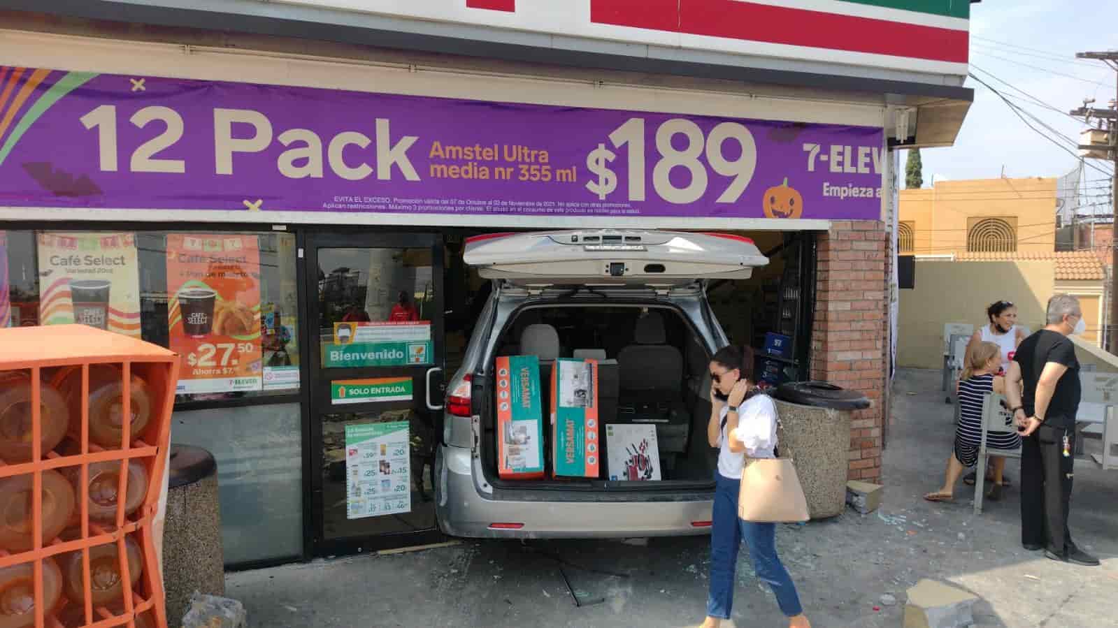 Tras equivocarse de pedal, una conductora terminó en el interior de una tienda de conveniencia