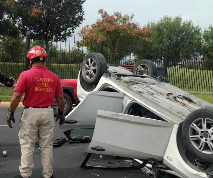 Conductor vuelca su vehículo frente al Parque Fundidora