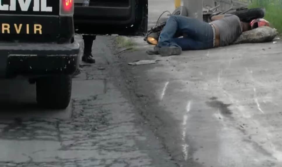 Camión arrolla a motociclista en Escobedo