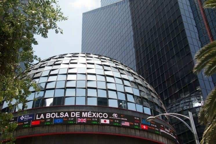 BMV cierra arriba de 52 mil puntos por primera vez en un mes