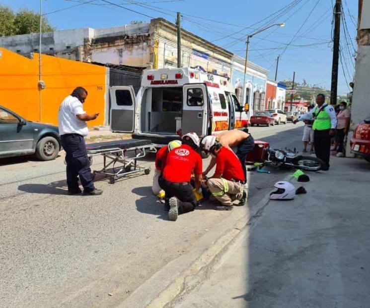 Deja derrape de moto dos lesionados